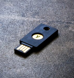 YubiKey hardware security key untuk login enterprise Indonesia yang aman