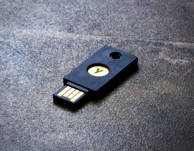 YubiKey hardware security key untuk login enterprise Indonesia yang aman