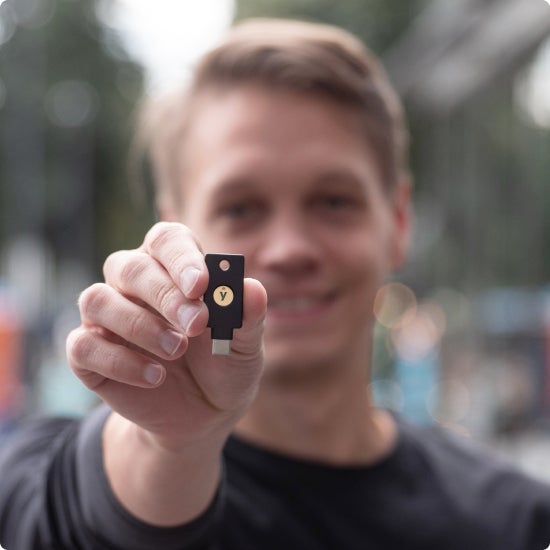 Ilustrasi YubiKey — Memilih YubiKey untuk Perusahaan: Panduan Lengkap